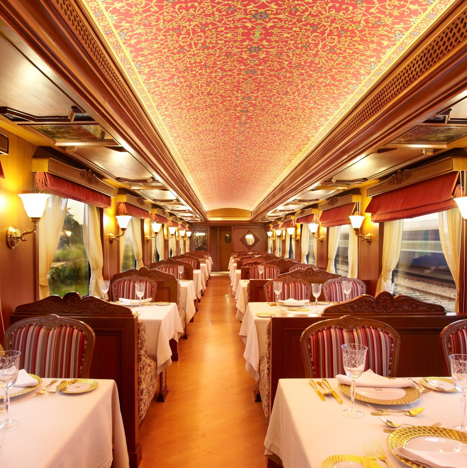 Maharaja Express, dining, India-1 Maharaja Express, dining, India-1